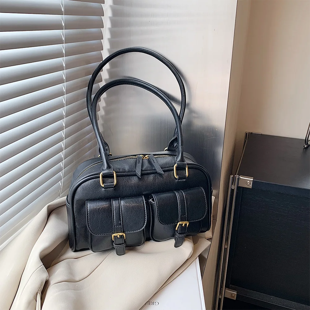 Elegant lightweight leather messenger perfect for professional settings and daily commuting